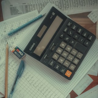 摆放着计算器和财务文件的会计工作台。